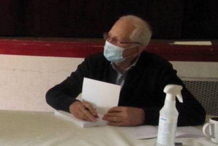 Jacques Prigent dédicace son ouvrage...