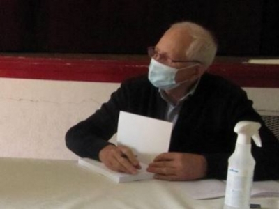 Jacques Prigent dédicace son ouvrage...